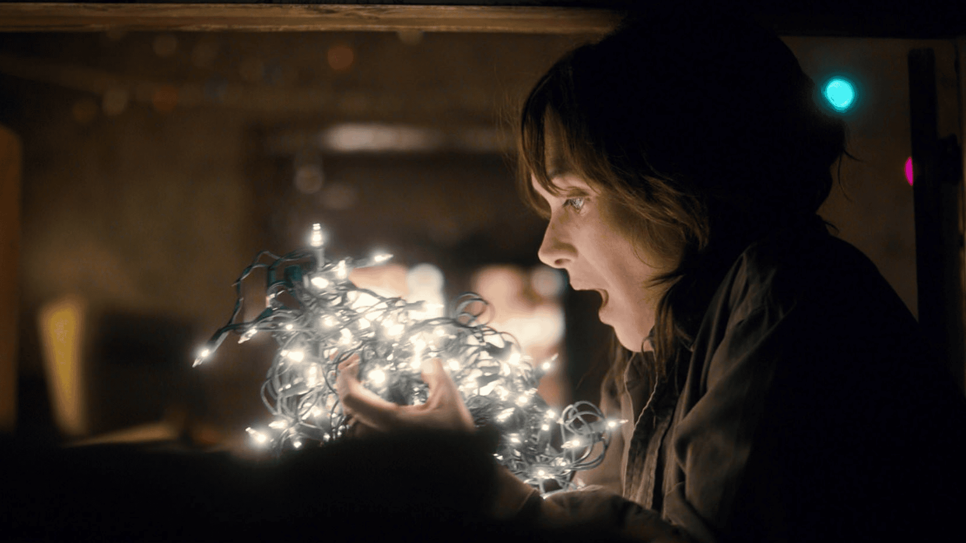 Poltergiest Is The Reason For Joyce's Christmas Lights In Stranger Things - Joyce Christmas Lights Stranger Things